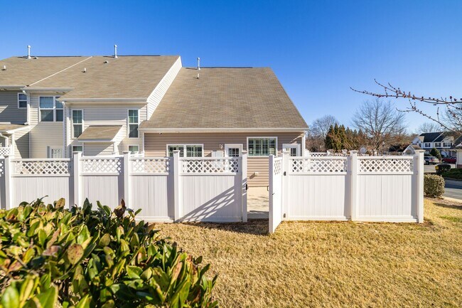 Building Photo - 3 Bedroom, 2 1/2 Bathroom End Unit Townhome in Greensboro