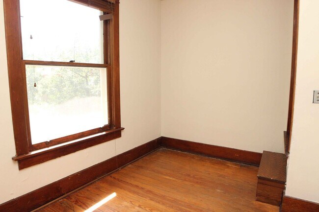 Building Photo - 637 Mathews St