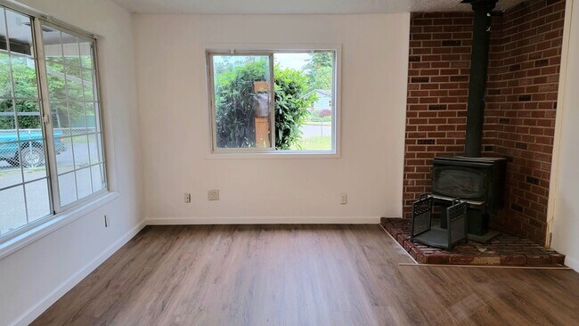 Building Photo - Freshly renovated, bright, and spacious, o...