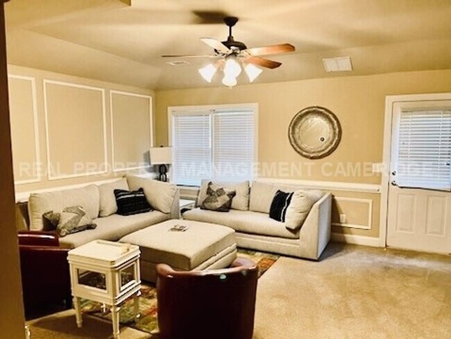Building Photo - Hamby Oaks Basement For Rent!