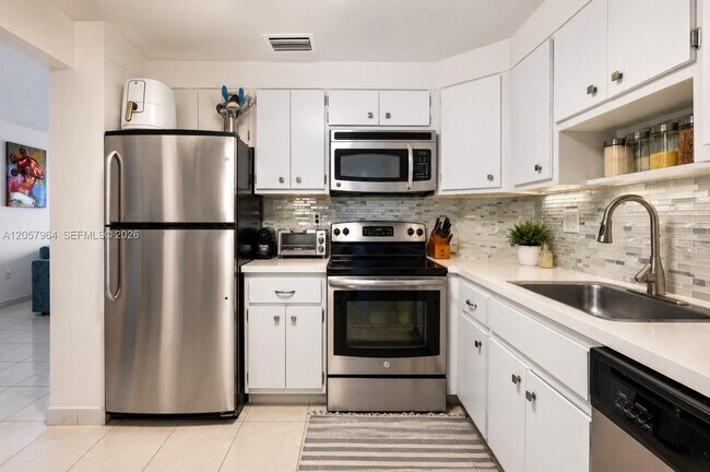 Building Photo - 300 Bayview Dr