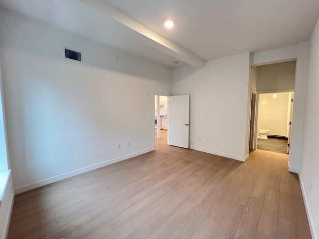 Building Photo - 141 Christopher Columbus Dr