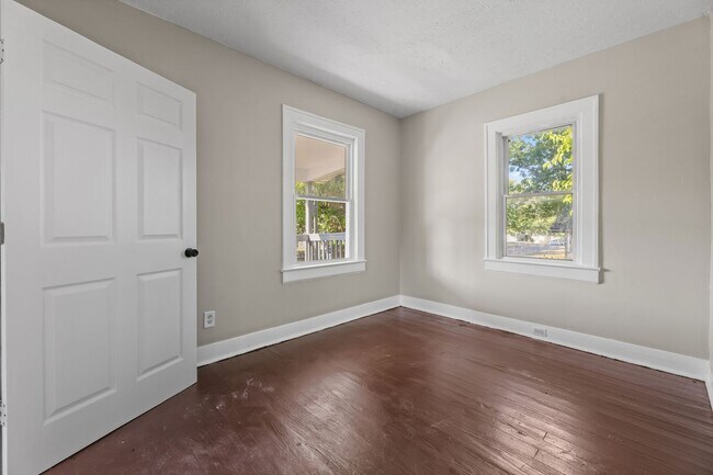 Building Photo - ? Cozy 3-Bedroom Home with Modern Updates & Spacious Yard + bonus office in Akron ?