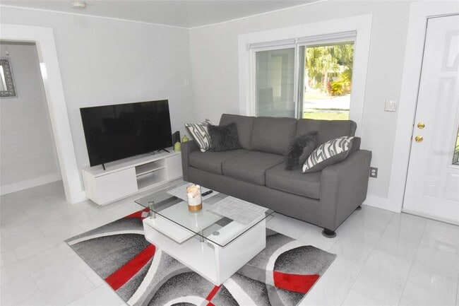 Building Photo - 2450 Hawthorne St