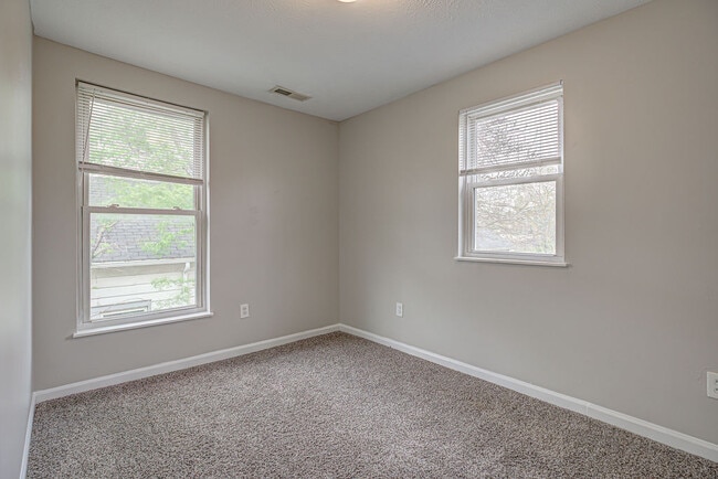 Building Photo - 1915 Woodlawn Ave