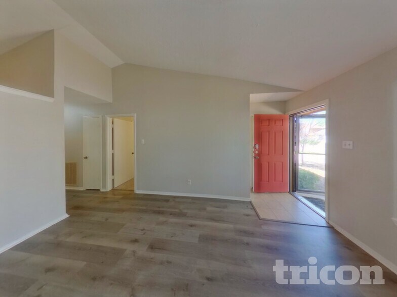 Building Photo - 4652 Baytree Dr