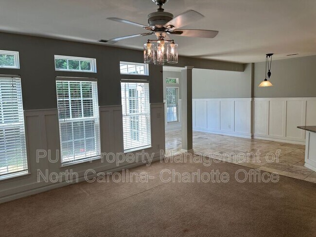 Building Photo - 6033 Queens Walk Ct