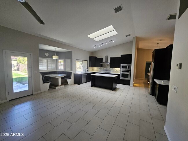 Building Photo - 6002 E Marconi Ave