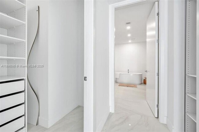 Building Photo - 17550 Collins Ave