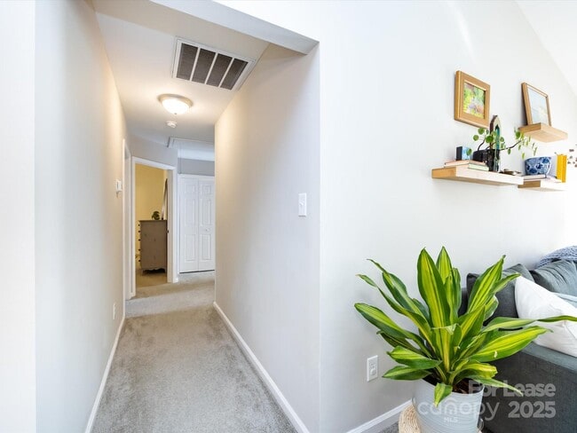 Building Photo - 7731 Ivy Hollow Dr