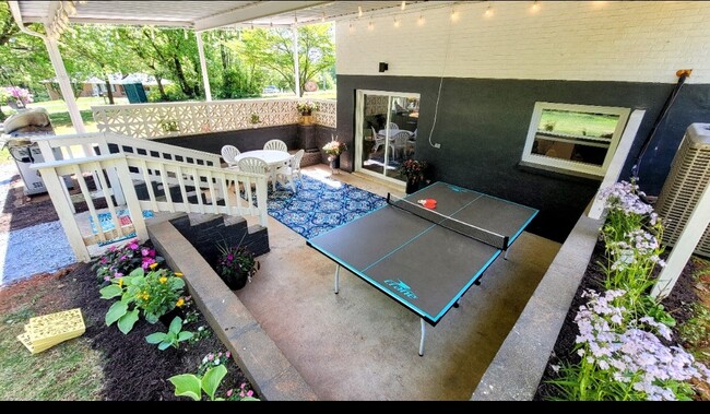 Spacious patio to enjoy outdoor meals - 122 Phillips Cir