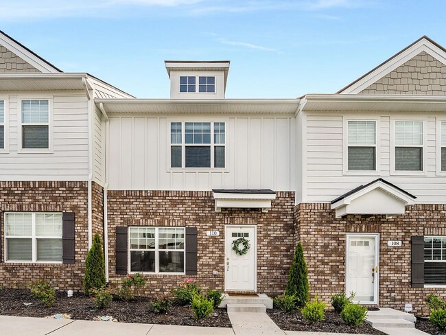 Building Photo - Amazing 3BR Townhome in Goodlettsville