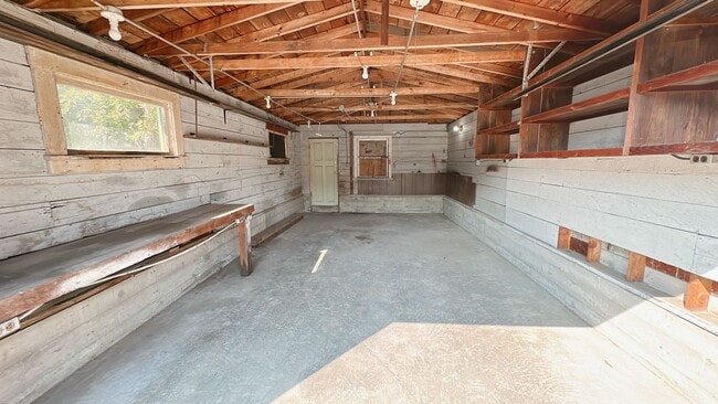Building Photo - 3 bdrm + bonus room/1 bath house with gara...
