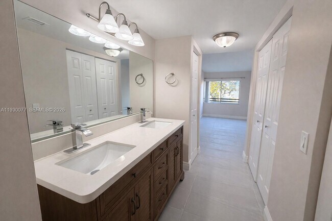 Building Photo - 731 N Pine Island Rd