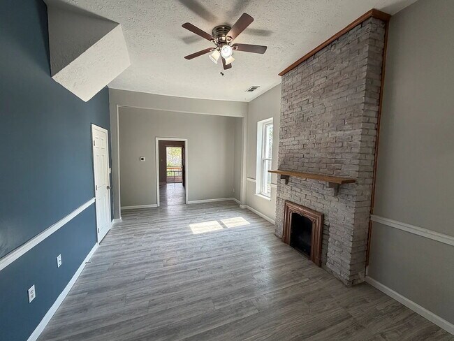 Building Photo - Charming 3-Bedroom Apartment in the Heart of Jeffersonville   All Utilities Included