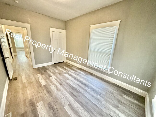 Building Photo - Renovated 2 Bedroom with Deposit Free Living via Obligo