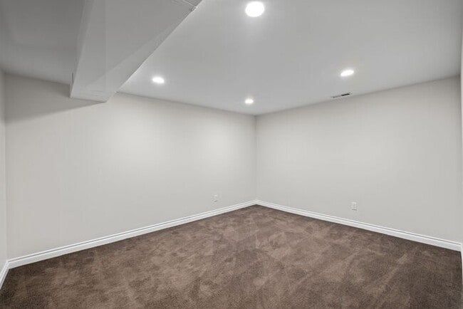 Building Photo - Elegant and Spacious Air-Conditioned Lincoln Park Rambler