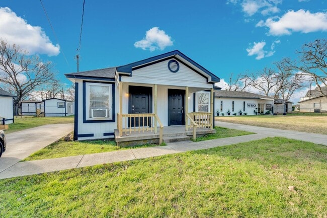 Building Photo - 418 E Avenue F