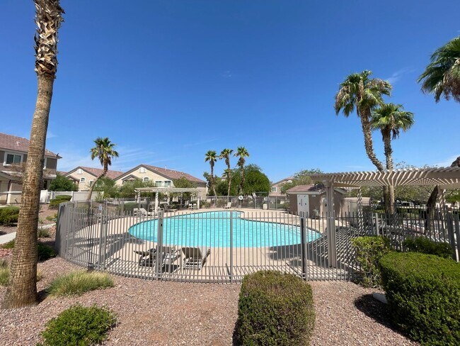 Building Photo - Great Spacious 3 bedroom Townhome Available!