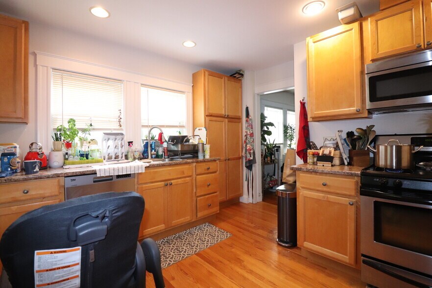Building Photo - 39 Larch St