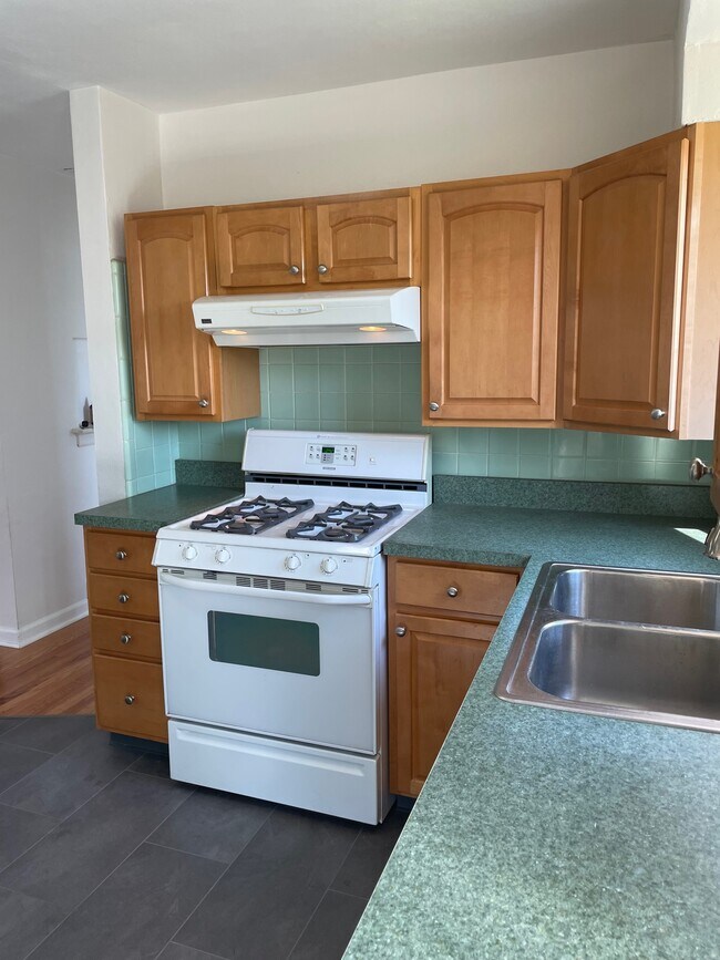 gas stove in Kitchen - 9404 High Hill Ct