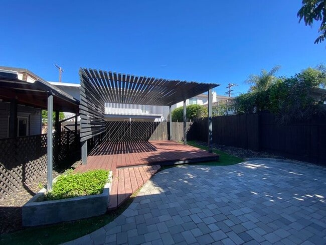 Building Photo - Stunning 2 Bed / 2 Bath Home Near Lake Murray!