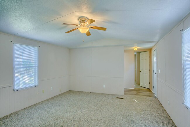 Building Photo - Ocean View 2BR/2BA Home – Updated Bath, St...