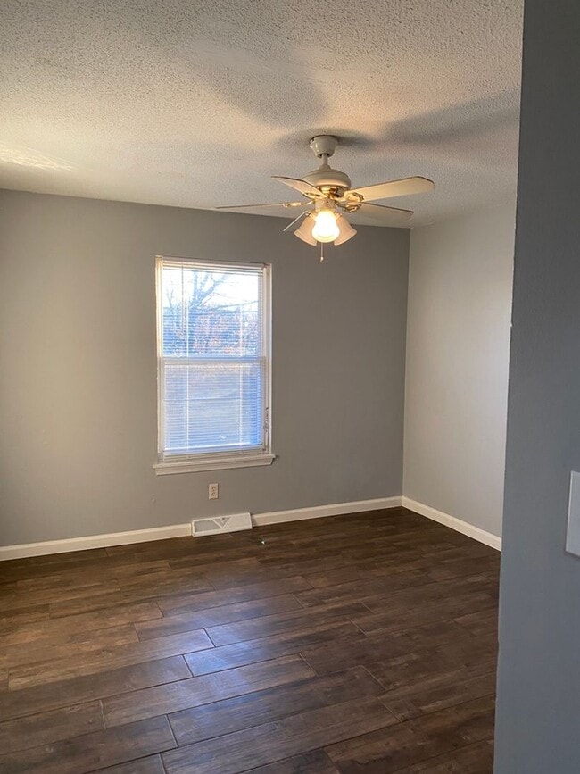 Building Photo - 505 W Mauller Rd