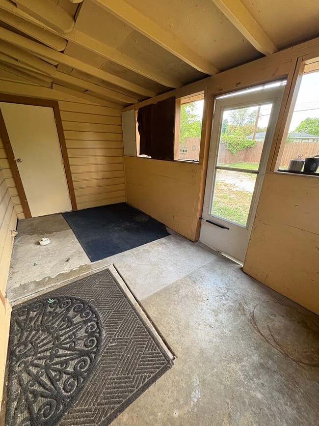 Building Photo - 211 Latch Dr