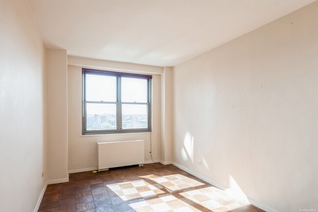 Building Photo - 6120 Grand Central Pkwy