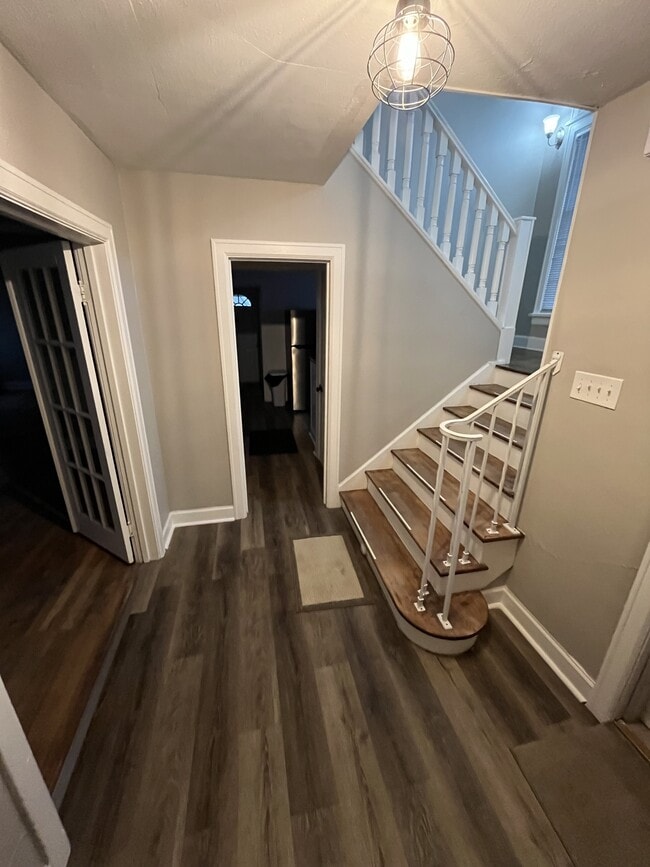 Building Photo - 1910 Hst W 10th St