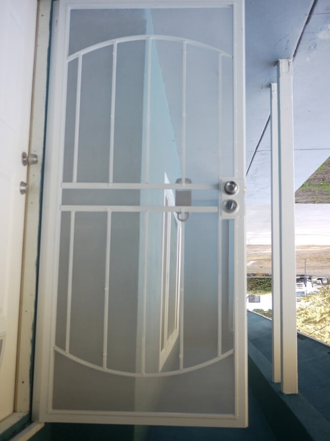 Building Photo - Charming 2-Bed, 1.5-Bath Home with 2-Car Garage in Hesperia, CA!