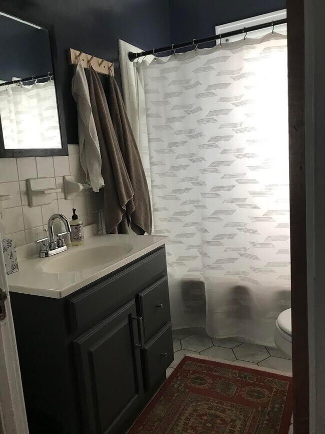 Building Photo - 401 E Cambourne St