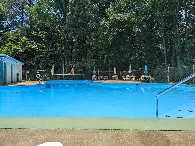 Building Photo - 640 Collingwood Dr