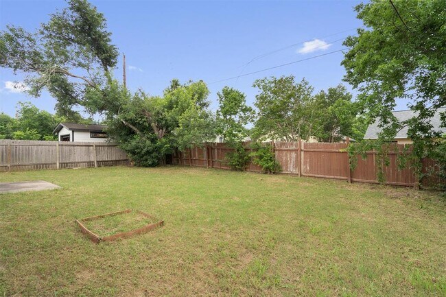 Building Photo - 2204 Silver Spur Dr