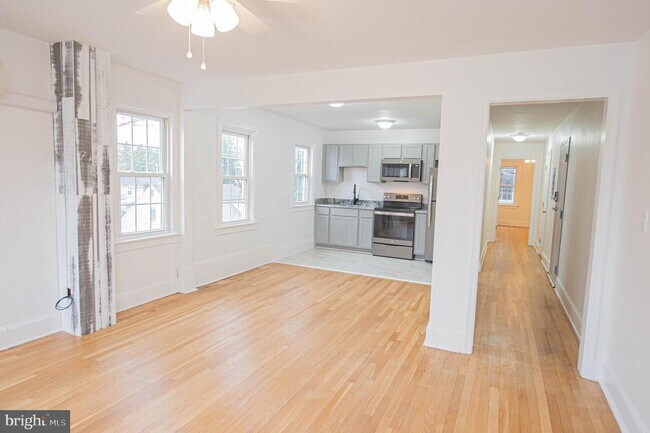 Building Photo - 308 N Division St