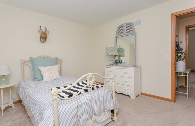 Building Photo - Large 4 bedroom with office space, Springf...