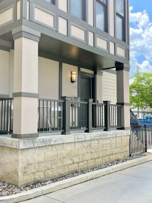 Building Photo - 126 E Greenwood Ave