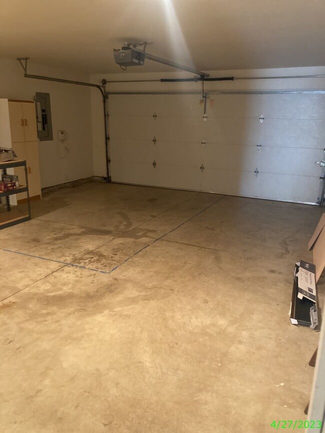 Building Photo - 565 NW Meadows Dr