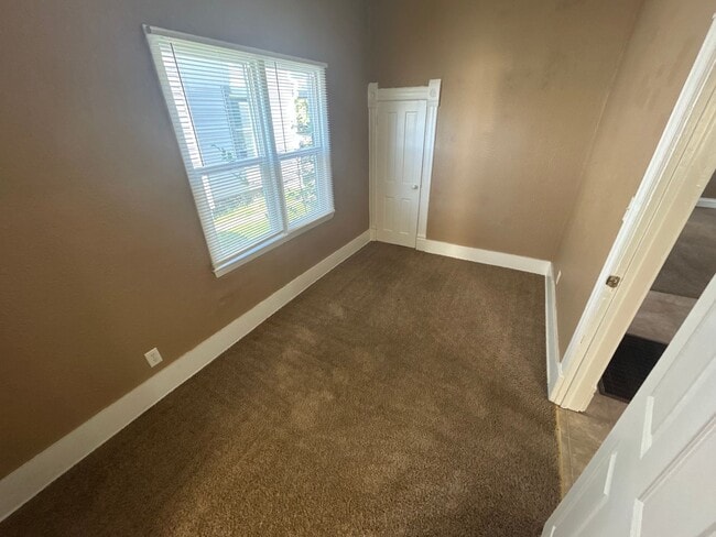 Building Photo - 2 Bedroom 1 bath duplex