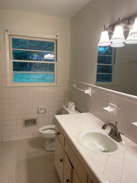 Hall full bathroom - 2112 Kilburn Rd