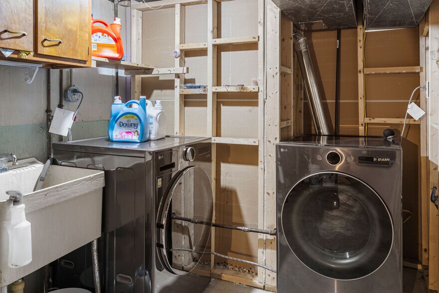 Building Photo - 537 Vine Ln