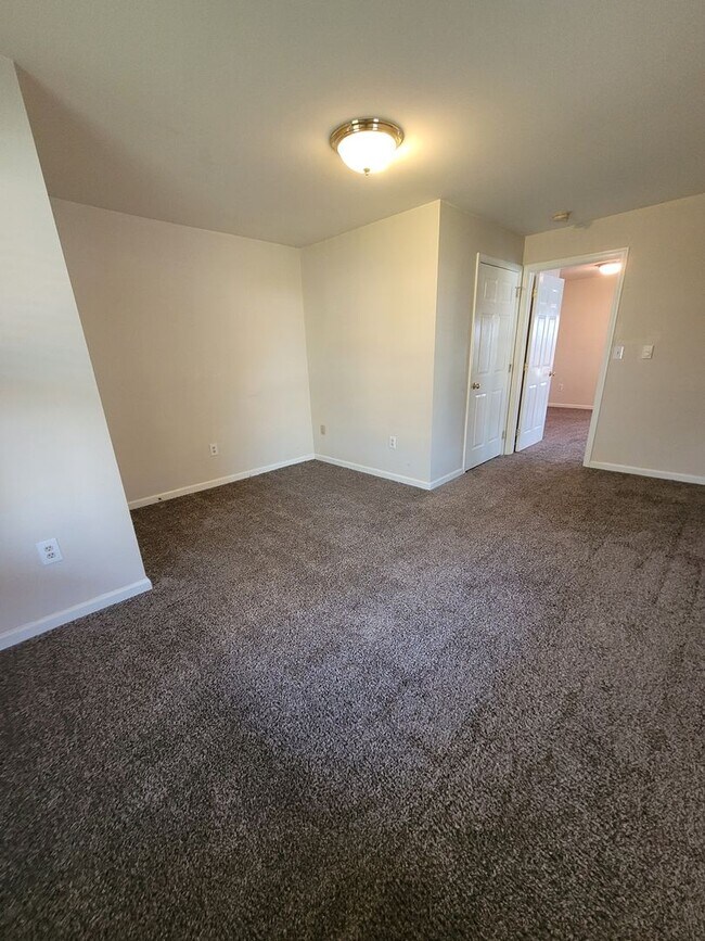 Building Photo - 984 W Main St