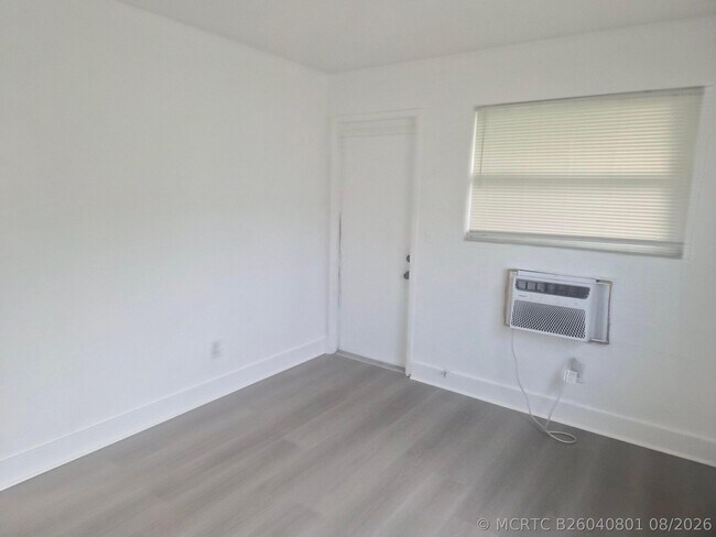Building Photo - 2032 NE 168th St