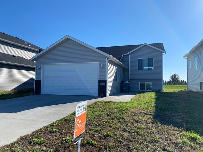 Building Photo - Beautiful 3 bedroom, 2 bath single family home located in South Moorhead.