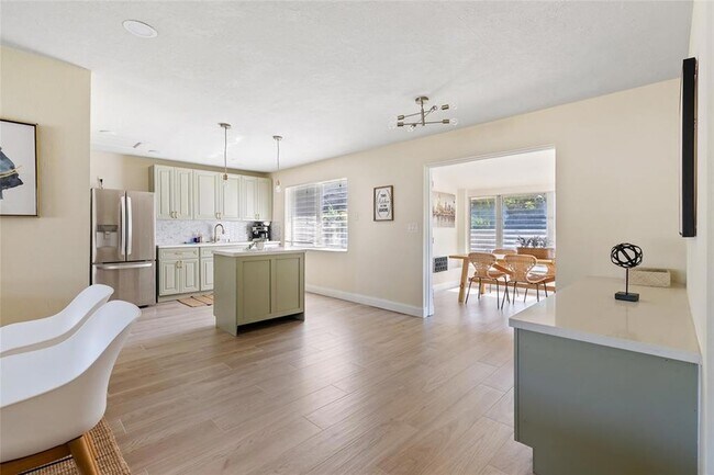 Building Photo - 20 NE 17th Ave