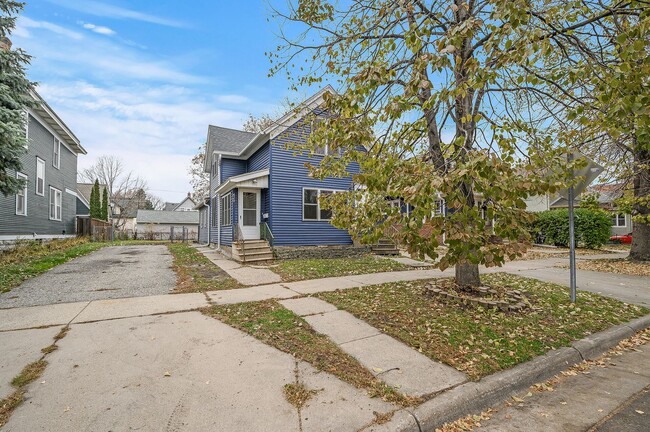 Building Photo - Newly Renovated 3 Bed 2 Bath Home in St Paul