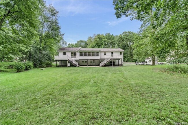 Building Photo - 8 Montfort Woods Rd