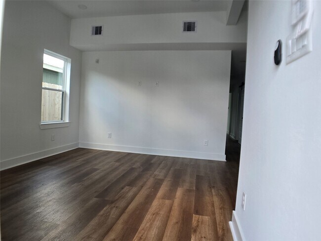 Building Photo - 9808 Pelsey St
