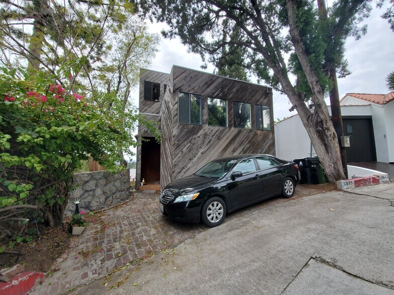 Front of house with parking spot - 2635 Hollyridge Dr
